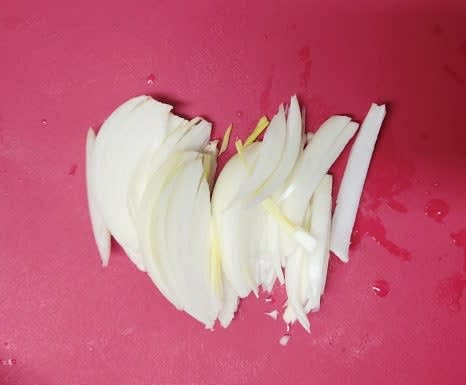 양파 반 개를 잘게 채 썰어 준비하고 청양고추를 송송 썰어둡니다.