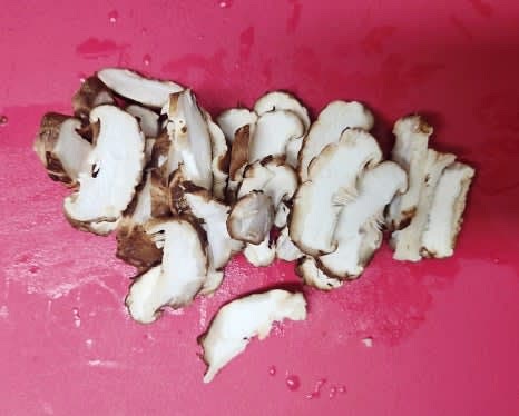 표고버섯 4개의 딱딱한 밑동을 제거한 후 편썰어 준비합니다.