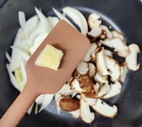 팬에 식용유를 넉넉히 두르고, 양파, 표고버섯, 다진 마늘 1 큰술, 청양고추를 넣어 센 불에서 볶아줍니다.