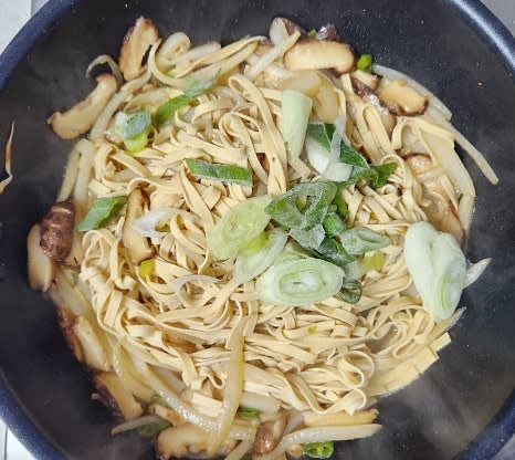 어슷썬 대파 약 한 줌을 넣고, 진간장 1 큰술을 추가하여 볶아줍니다.