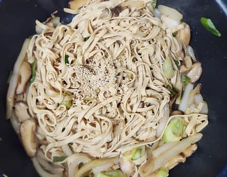 마지막으로 참기름 1 큰술과 통깨 1 큰술, 후춧가루 약간을 뿌려 마무리합니다.