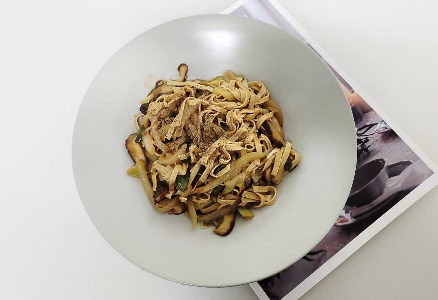 완성된 건두부면볶음을 그릇에 담아 맛있게 즐깁니다.