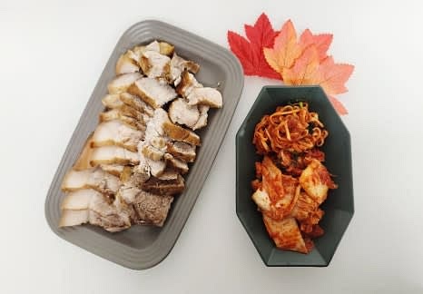 완성된 쌍화탕 수육을 접시에 담아 맛있게 즐깁니다.