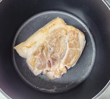 냄비에 돼지고기를 넣고 센 불에서 표면을 노릇하게 구워줍니다.