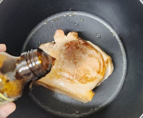 쌍화탕 2병을 냄비에 붓습니다.