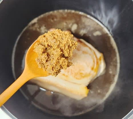 된장 2큰술을 고기에 골고루 발라줍니다.