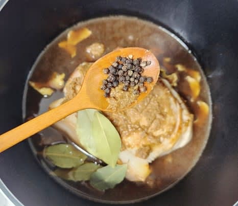 말린 생강 8조각, 월계수잎 8장, 통후추 0.5큰술을 넣습니다.