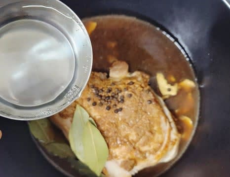 물 5컵과 꿀 1큰술을 추가한 후, 센 불에서 뚜껑을 닫고 끓입니다.