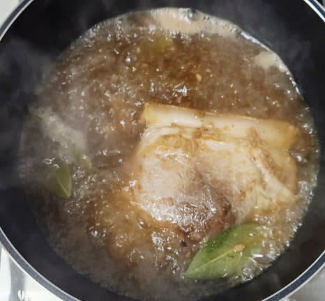 물이 끓기 시작하면 중불로 줄여 30분간 삶아줍니다. 중간에 물이 졸아들면 보충해줍니다.