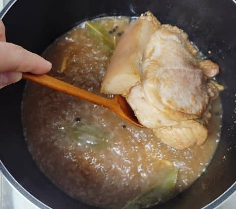 30분 후, 고기를 뒤집고 물을 보충한 뒤 중불에서 추가로 20분간 삶아줍니다.