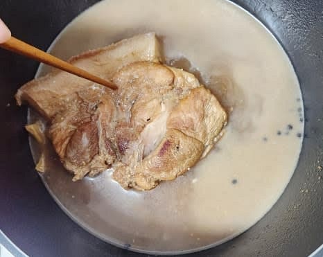 고기가 익었는지 확인한 후, 먹기 좋은 크기로 썰어줍니다.