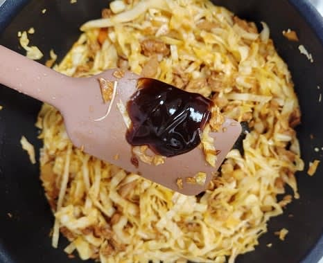 굴소스 1 큰술을 추가하여 간을 맞추고, 양배추가 부드러워질 때까지 볶아줍니다.