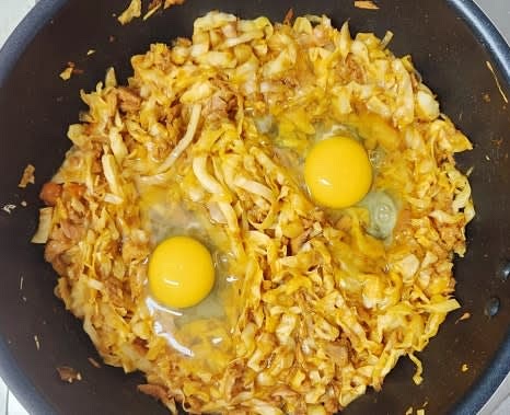 팬에 두 군데 홈을 만들어 계란 2개를 넣고, 뚜껑을 닫아 약불에서 3~4분 정도 익혀줍니다.