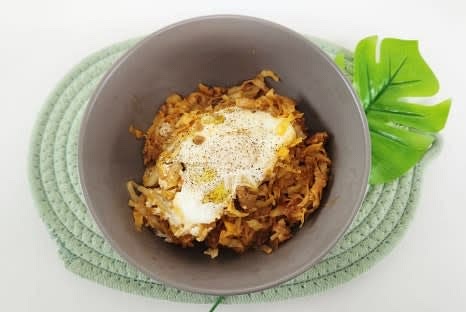 같은 방법으로 두 그릇을 준비하여 완성된 양배추참치덮밥을 맛있게 즐깁니다.