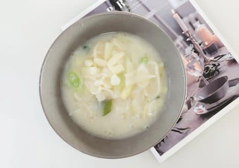 완성된 사골칼국수를 그릇에 담아 맛있게 즐깁니다.