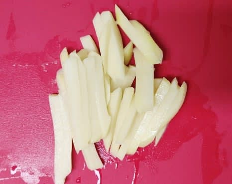 감자 1개를 두툼하게 채 썰어 준비합니다.