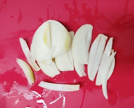 양파 반 개를 채 썰어 준비합니다.