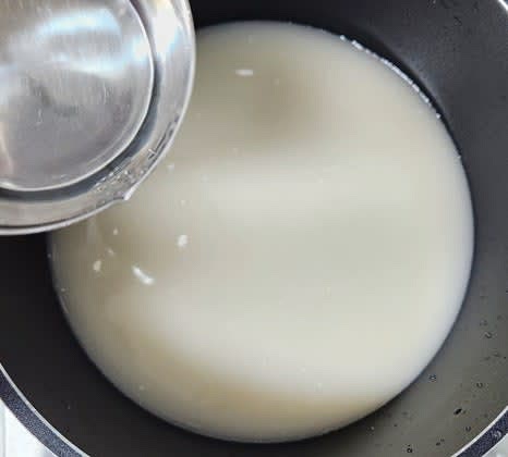 냄비에 시판 사골곰탕 500밀리리터와 물 500밀리리터를 넣고 센 불로 끓입니다.