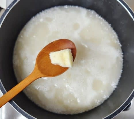 끓는 육수에 감자와 다진 마늘 1 큰술을 넣고 끓입니다.