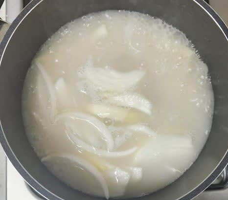 양파를 추가하여 함께 끓입니다.