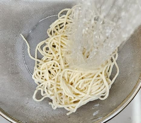 칼국수 면을 물에 한 번 헹궈 전분기를 제거한 후, 육수에 넣고 저어줍니다.