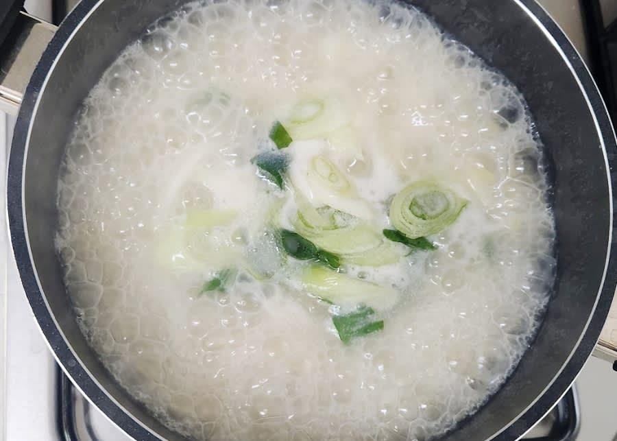 면이 익으면 어슷썬 대파 한 줌을 넣고 살짝 익혀 마무리합니다.