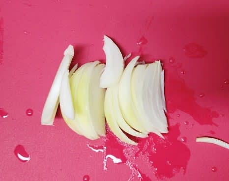 양파 반 개를 채 썰어 준비합니다.