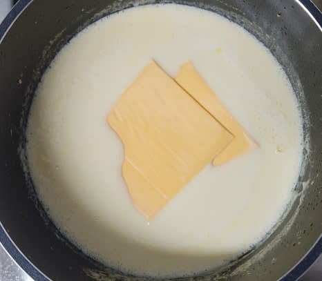 체다치즈 2장을 넣고, 치즈가 녹을 때까지 끓여줍니다.