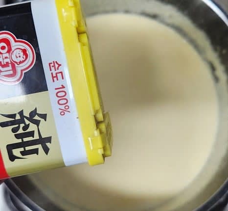 불을 끄고 후춧가루를 약간 뿌려 섞어줍니다.