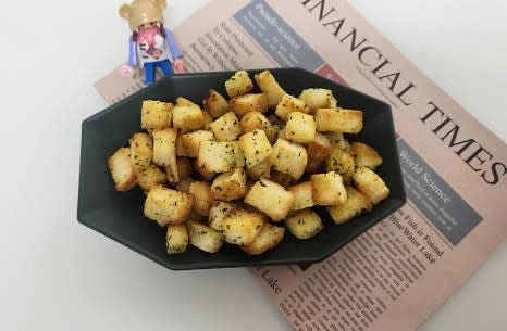 구운 크루통을 꺼내어 식힌 후, 스프나 샐러드에 곁들여 즐깁니다.