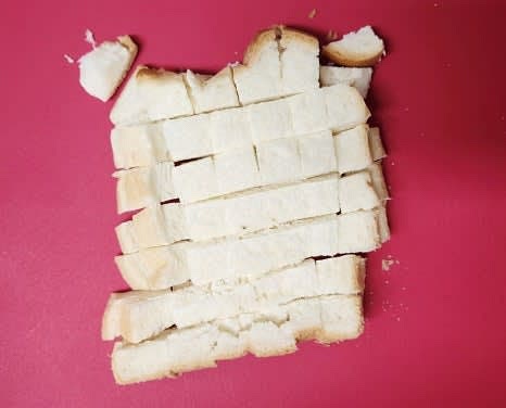식빵 2장을 정사각형 모양으로 자릅니다. 크기는 취향에 따라 조절하세요.