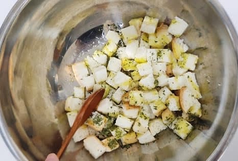 볼에 자른 식빵을 넣고, 올리브유 4 큰술, 소금 0.5 작은술, 설탕 1 작은술, 파슬리가루를 넣어 고루 섞어줍니다.