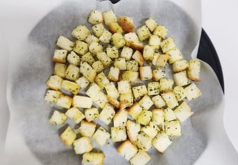 에어프라이어용 팬에 종이호일을 깔고, 양념한 식빵을 겹치지 않게 올립니다.