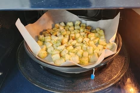 에어프라이어를 180도로 예열한 후, 4분간 식빵을 굽습니다.