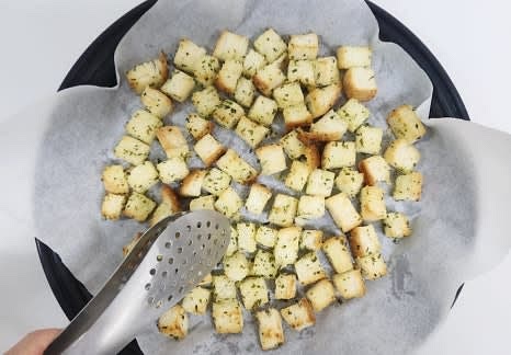 4분 후 식빵을 뒤집어 준 다음, 다시 180도에서 3분간 더 구워줍니다.