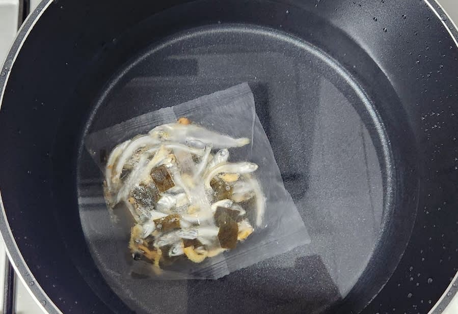 냄비에 물 2리터와 육수팩 1개를 넣고 센 불에서 끓입니다. 물이 끓기 시작하면 중불로 줄여 10분간 더 끓여 육수를 준비합니다.