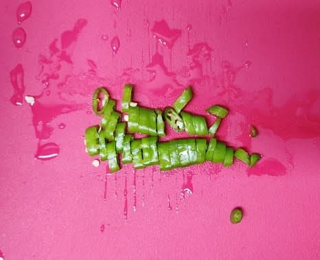 청양고추 2개를 송송 썰어 준비합니다.