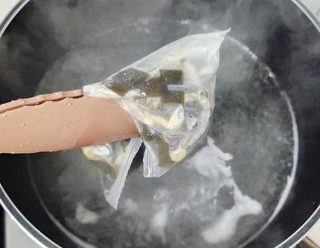 육수가 완성되면 육수팩을 건져내고, 콩나물을 냄비에 모두 넣고 센 불에서 끓입니다.