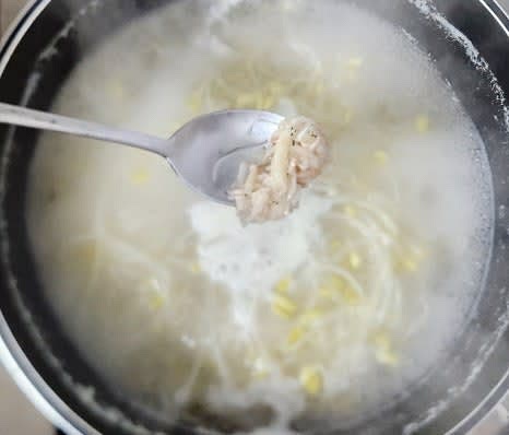 다진 마늘 1.5 큰술, 참치액 2 큰술, 새우젓 0.5 큰술을 넣고 잘 섞어줍니다.