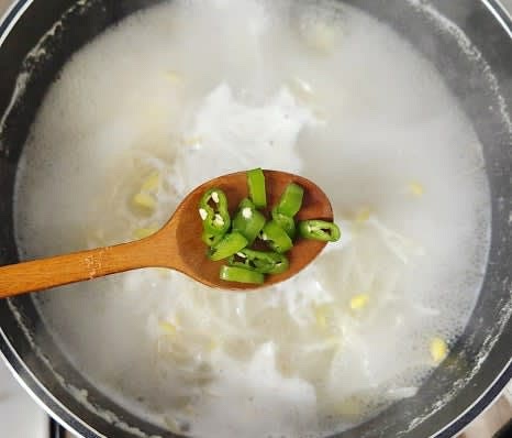 썰어놓은 청양고추와 고춧가루 2 큰술을 추가하여 매콤한 맛과 색을 더합니다.