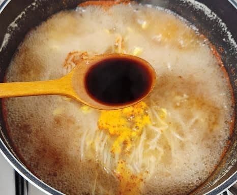 양조간장 2 큰술을 넣어 간을 맞추고, 후춧가루를 약간 뿌려줍니다.