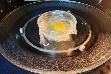 계란을 추가하고 싶다면, 전자레인지 사용 가능한 그릇에 계란 1개를 넣고 물을 부어 계란이 잠기도록 한 후, 노른자를 포크로 찔러줍니다. 랩을 씌우고 포크로 구멍을 두 군데 내어 전자레인지에서 50초 돌린 후, 추가로 20초 더 돌려 수란을 만듭니다.