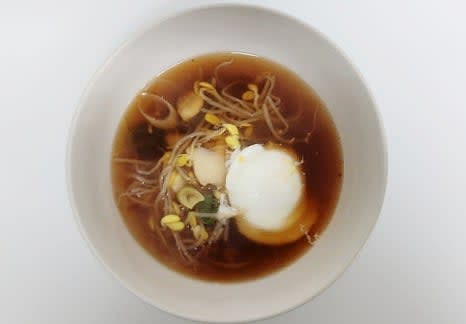 완성된 해장국을 그릇에 담고, 준비한 수란을 위에 올려 제공합니다.