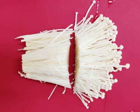 팽이버섯 1개의 밑둥을 제거하고, 깨끗이 헹군 후 반으로 자릅니다. 팽이버섯이 뭉치지 않도록 결대로 나누어 주세요.