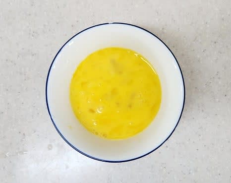 계란 1개를 잘 풀어 준비합니다.