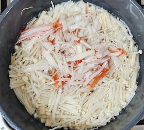 물이 끓으면 팽이버섯과 크래미를 모두 넣어줍니다.