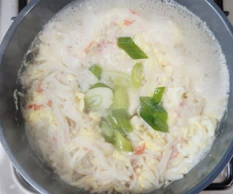 어슷썰기한 대파 한 줌을 넣고, 준비한 전분물을 부어 농도를 조절합니다.