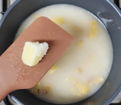 다진 마늘 1 큰술을 추가하고, 국물이 끓을 때까지 기다립니다.