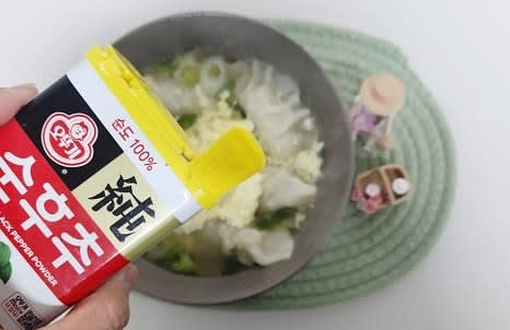 완성된 만두국을 그릇에 담고, 후춧가루를 약간 뿌립니다. 기호에 따라 김가루를 올려줍니다.