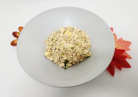 완성된 두부볶음밥을 그릇에 담아 따뜻하게 즐깁니다.